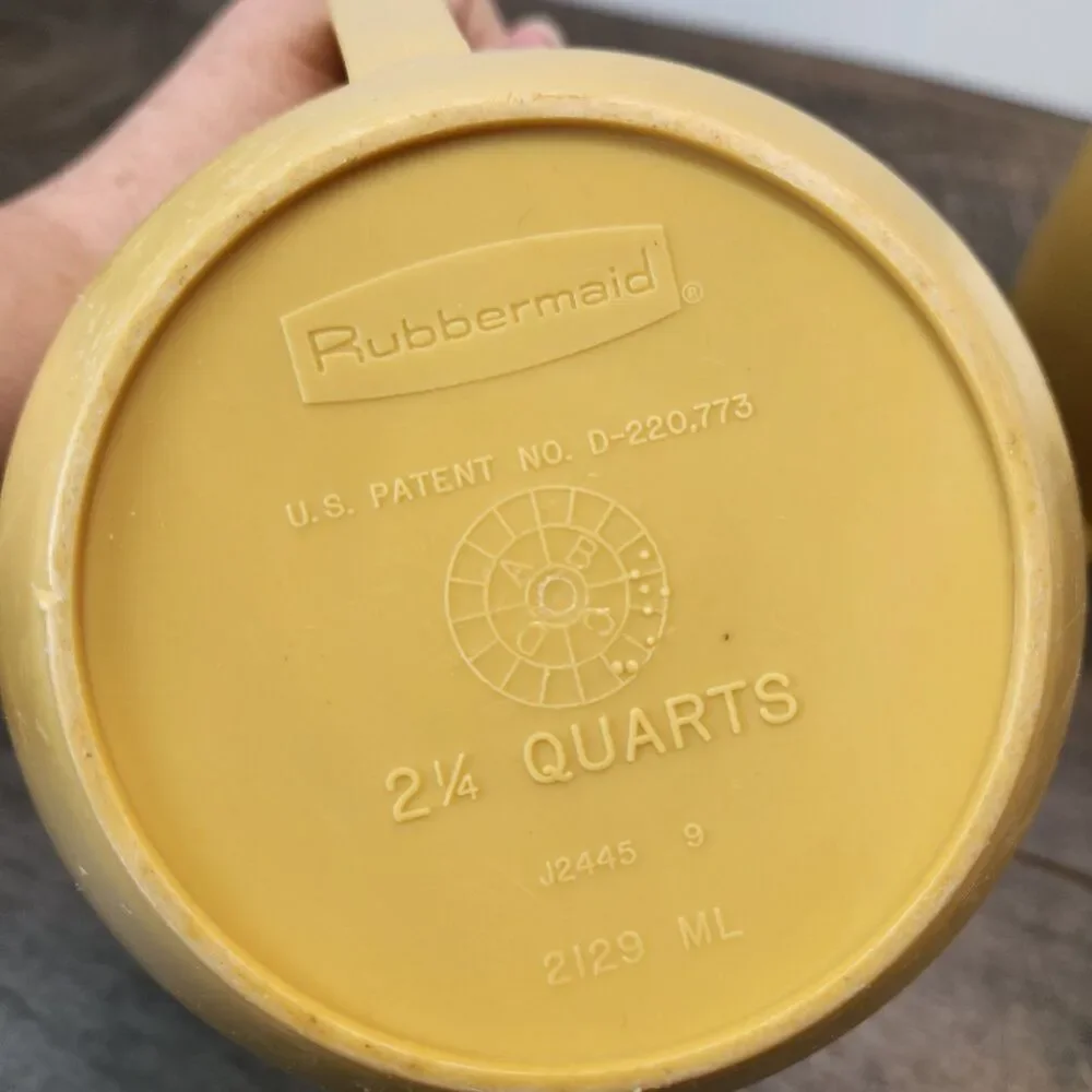 2 Vtg Rubbermaid Pitchers Harvest Gold 2 1/4 qt J2445 & 1 1/2 qt 2745 White Lids